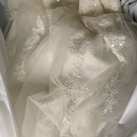 David bridal dresse size 2 - Picture 2 of 2